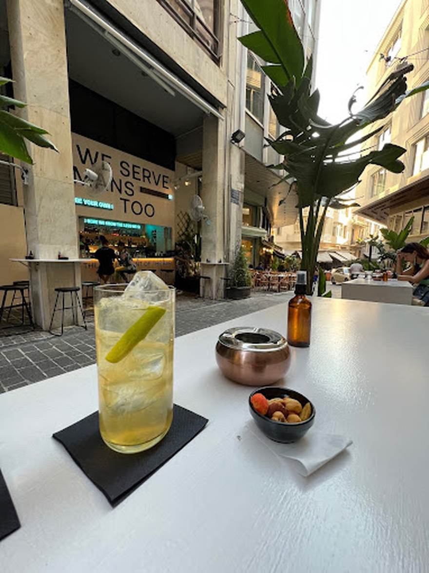 The Bar in Front of the Bar: Το μικροσκοπικό μπαρ με μεγάλες γεύσεις