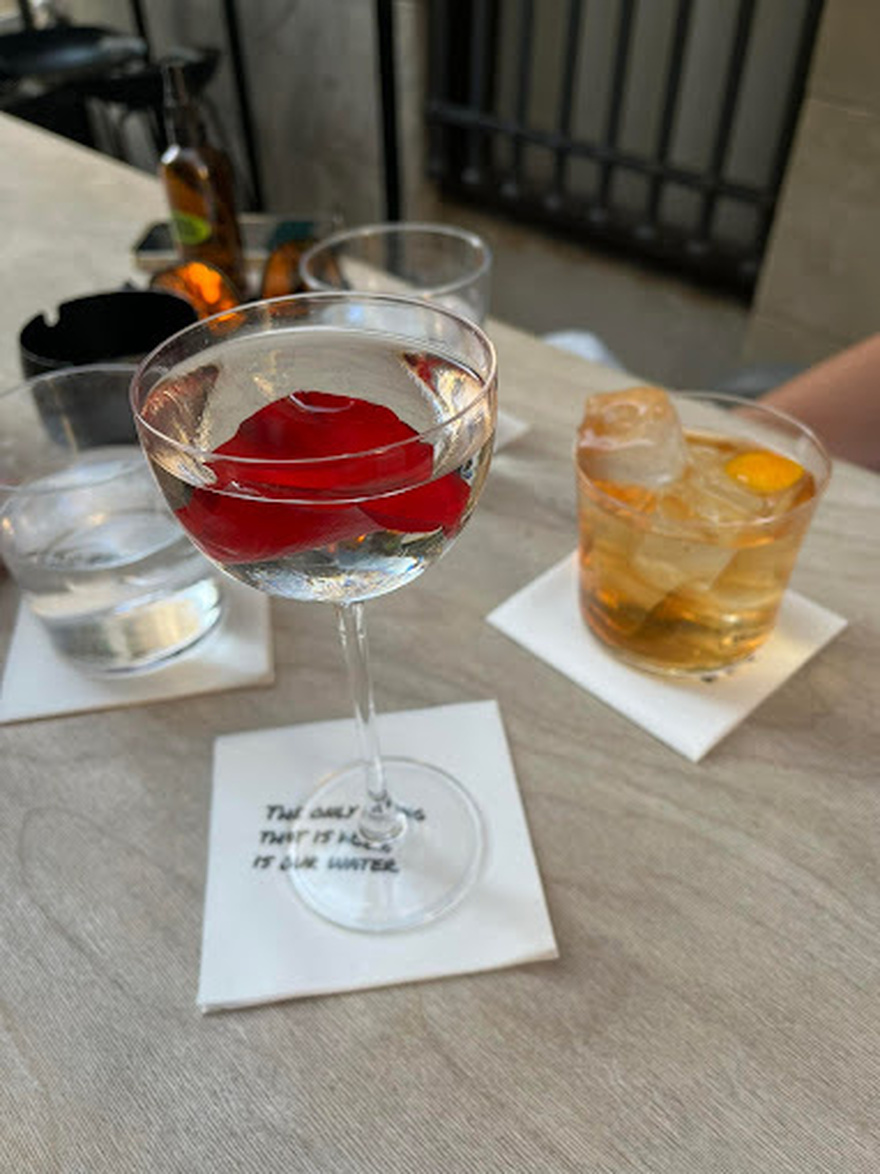 The Bar in Front of the Bar: Το μικροσκοπικό μπαρ με μεγάλες γεύσεις