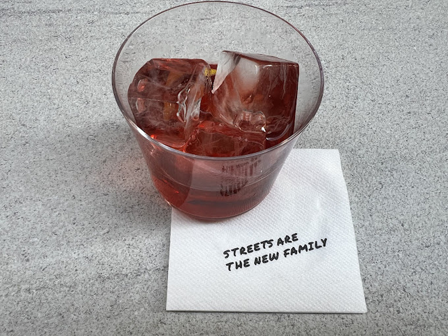 The Bar in Front of the Bar: Το μικροσκοπικό μπαρ με μεγάλες γεύσεις