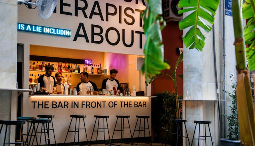 The Bar in Front of the Bar: Το μικροσκοπικό μπαρ με μεγάλες γεύσεις