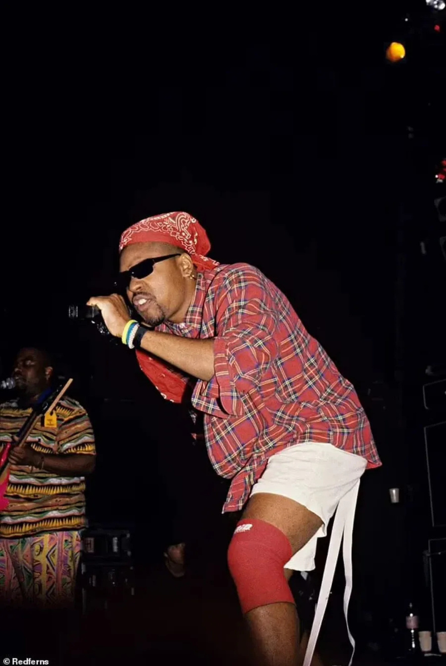 Πεθαίνουν ο ένας μετά τον άλλον: Βρέθηκε vεκρός γνωστός τραγουδιστής μέσα στο αμάξι του