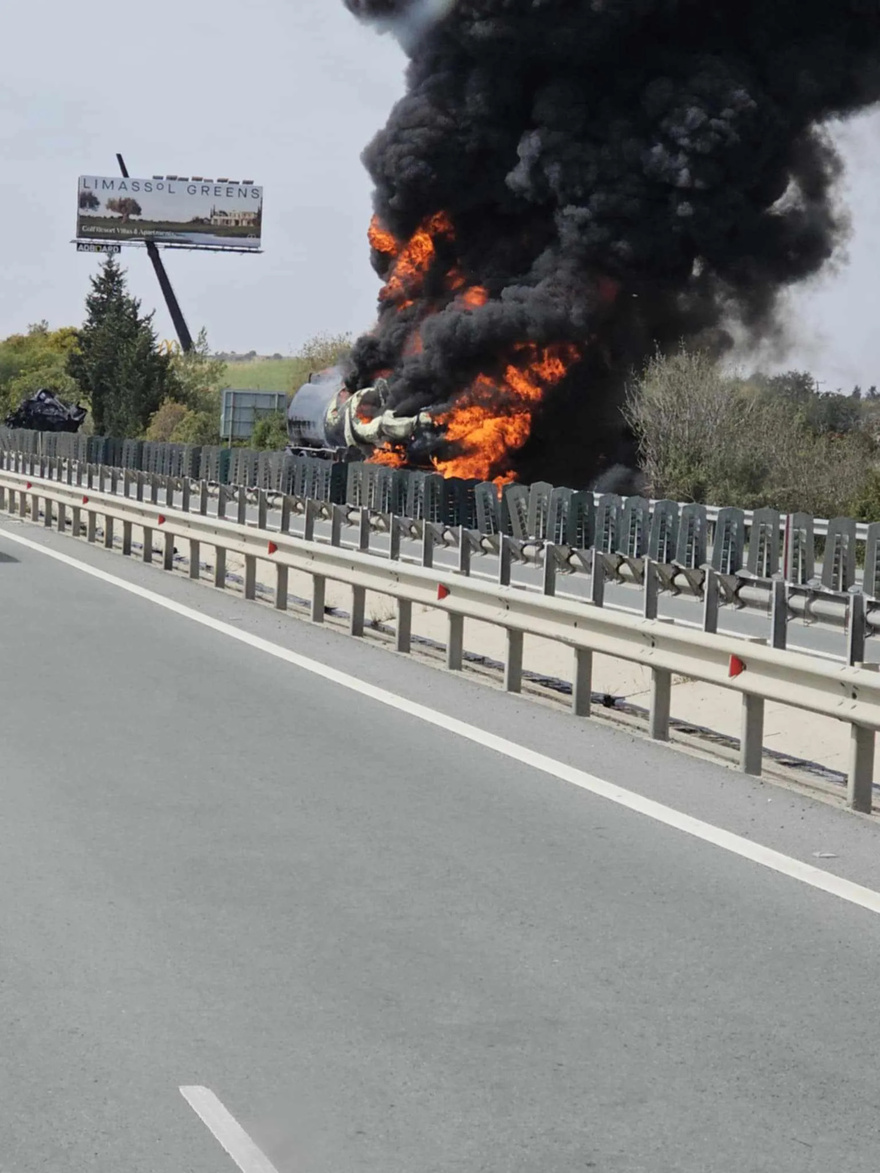 Βυτιοφόρο τυλίχτηκε στις φλόγες, μαύροι καπνοί κάλυψαν τον αυτοκινητόδρομο