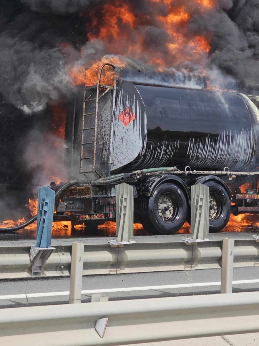 Βυτιοφόρο τυλίχτηκε στις φλόγες, μαύροι καπνοί κάλυψαν τον αυτοκινητόδρομο