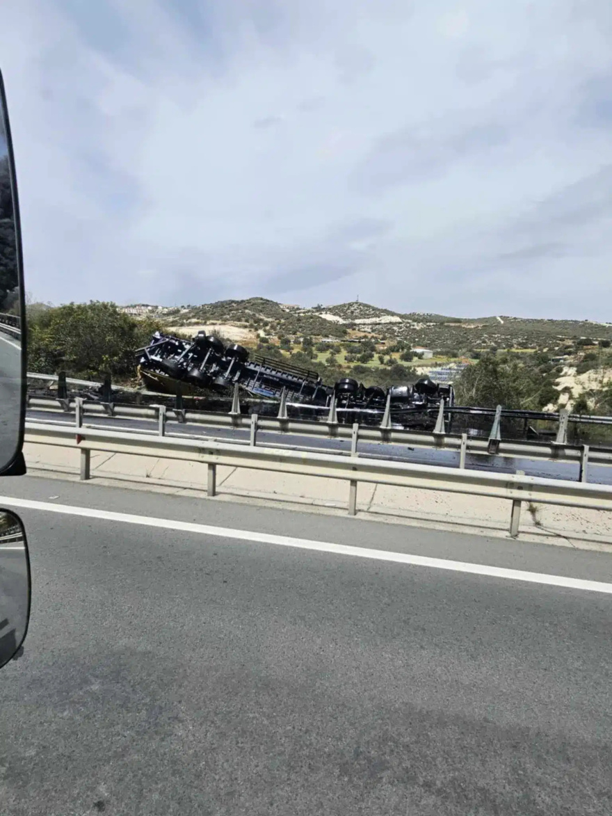 Βυτιοφόρο τυλίχτηκε στις φλόγες, μαύροι καπνοί κάλυψαν τον αυτοκινητόδρομο