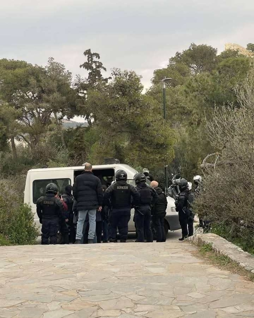 Λυκαβηττός: Άτομα πήγαν να ανοίξουν πανό για τα Τέμπη και η ΕΛ.ΑΣ προχώρησε σε 22 προσαγωγές