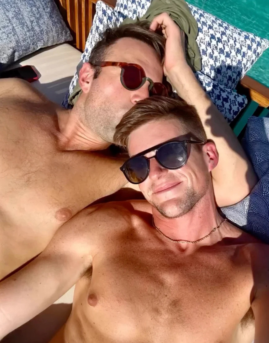 Στέφανος Κασσελάκης – Τάιλερ Μάκμπεθ: Το φιλί στο στόμα και οι αδημοσίευτες φωτογραφίες από την κοινή τους ζωή