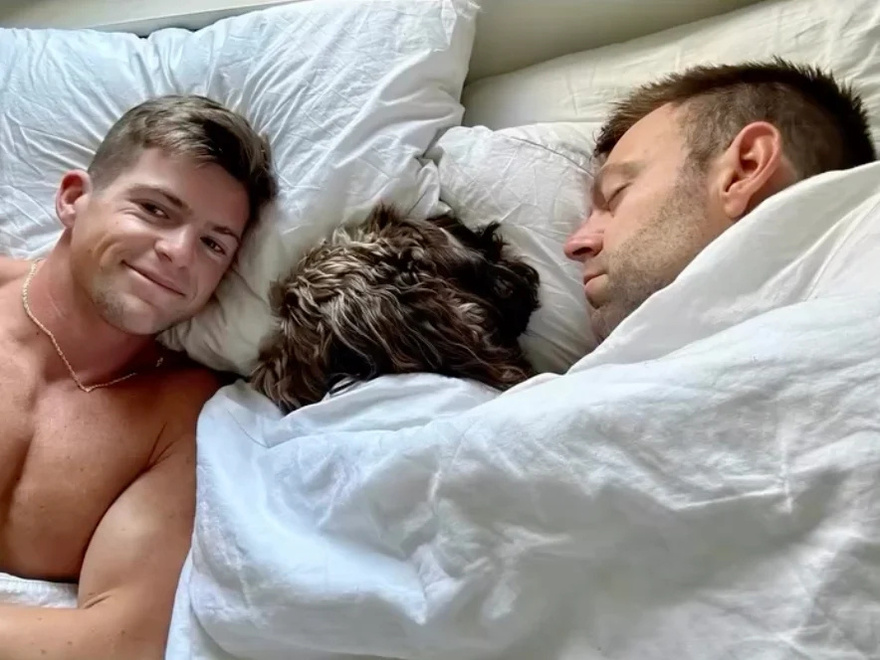 Στέφανος Κασσελάκης – Τάιλερ Μάκμπεθ: Το φιλί στο στόμα και οι αδημοσίευτες φωτογραφίες από την κοινή τους ζωή