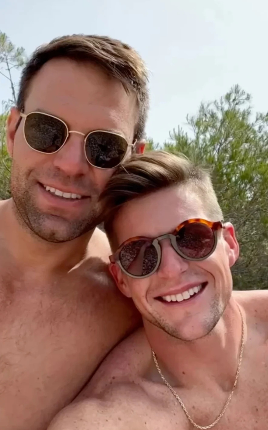 Στέφανος Κασσελάκης – Τάιλερ Μάκμπεθ: Το φιλί στο στόμα και οι αδημοσίευτες φωτογραφίες από την κοινή τους ζωή