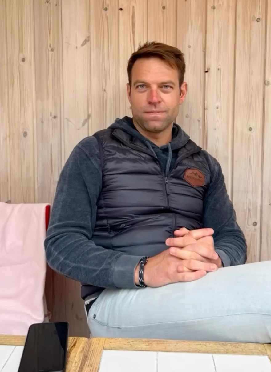 Στέφανος Κασσελάκης – Τάιλερ Μάκμπεθ: Το φιλί στο στόμα και οι αδημοσίευτες φωτογραφίες από την κοινή τους ζωή