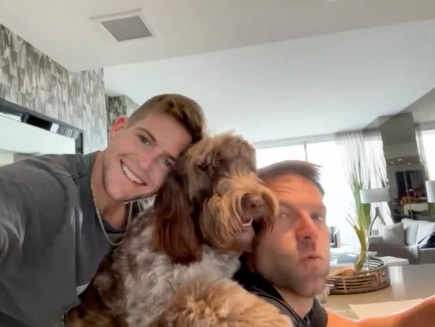 Στέφανος Κασσελάκης – Τάιλερ Μάκμπεθ: Το φιλί στο στόμα και οι αδημοσίευτες φωτογραφίες από την κοινή τους ζωή