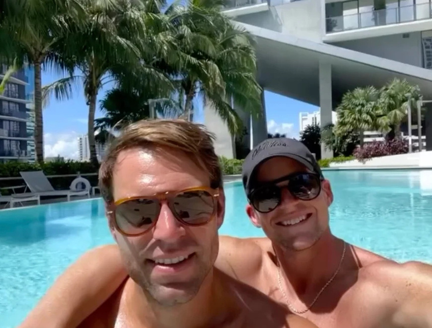 Στέφανος Κασσελάκης – Τάιλερ Μάκμπεθ: Το φιλί στο στόμα και οι αδημοσίευτες φωτογραφίες από την κοινή τους ζωή