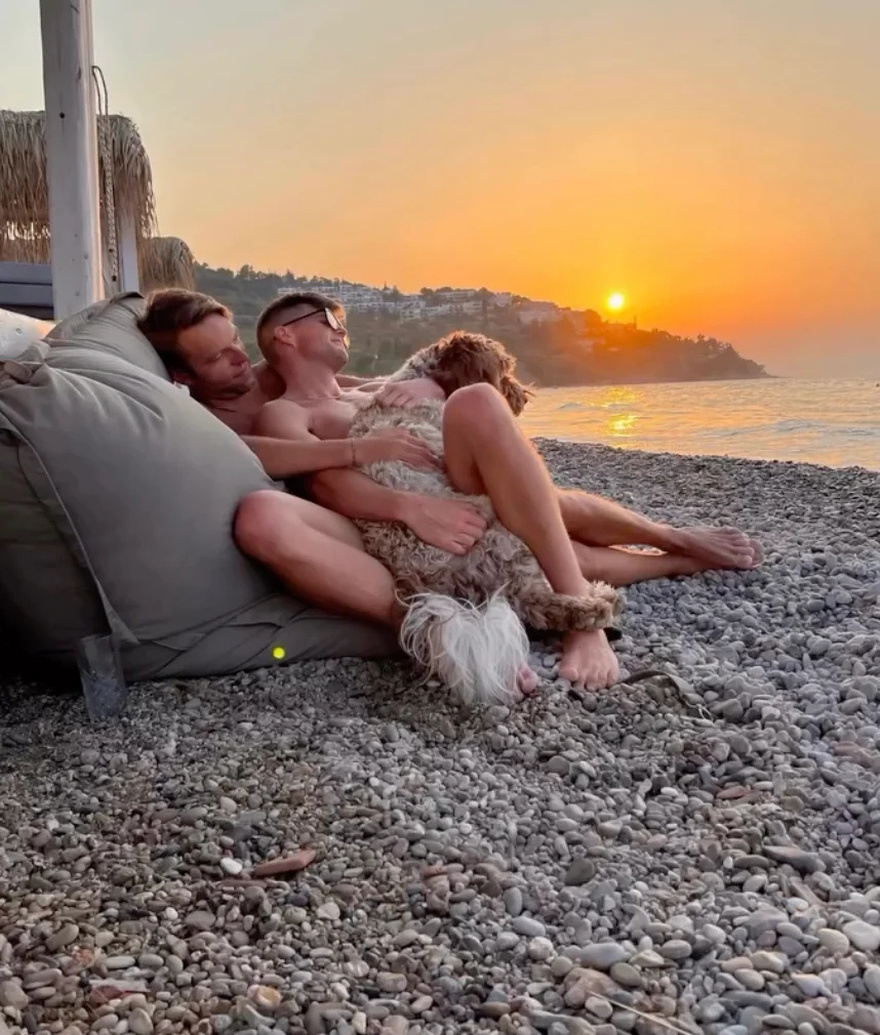 Στέφανος Κασσελάκης – Τάιλερ Μάκμπεθ: Το φιλί στο στόμα και οι αδημοσίευτες φωτογραφίες από την κοινή τους ζωή