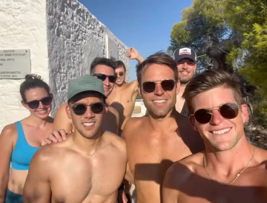 Στέφανος Κασσελάκης – Τάιλερ Μάκμπεθ: Το φιλί στο στόμα και οι αδημοσίευτες φωτογραφίες από την κοινή τους ζωή