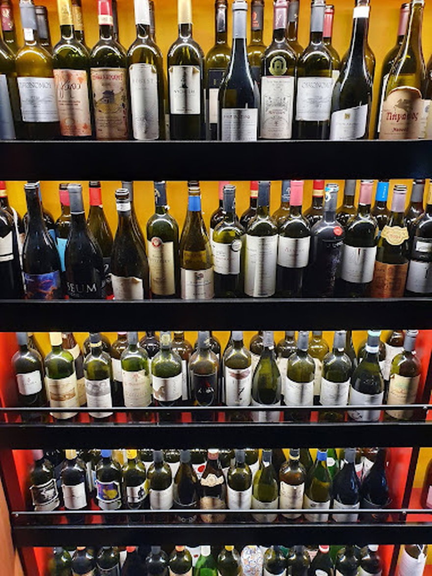 Heteroclito: Ένα ατμοσφαιρικό wine bar που αποθεώνει το ελληνικό κρασί!