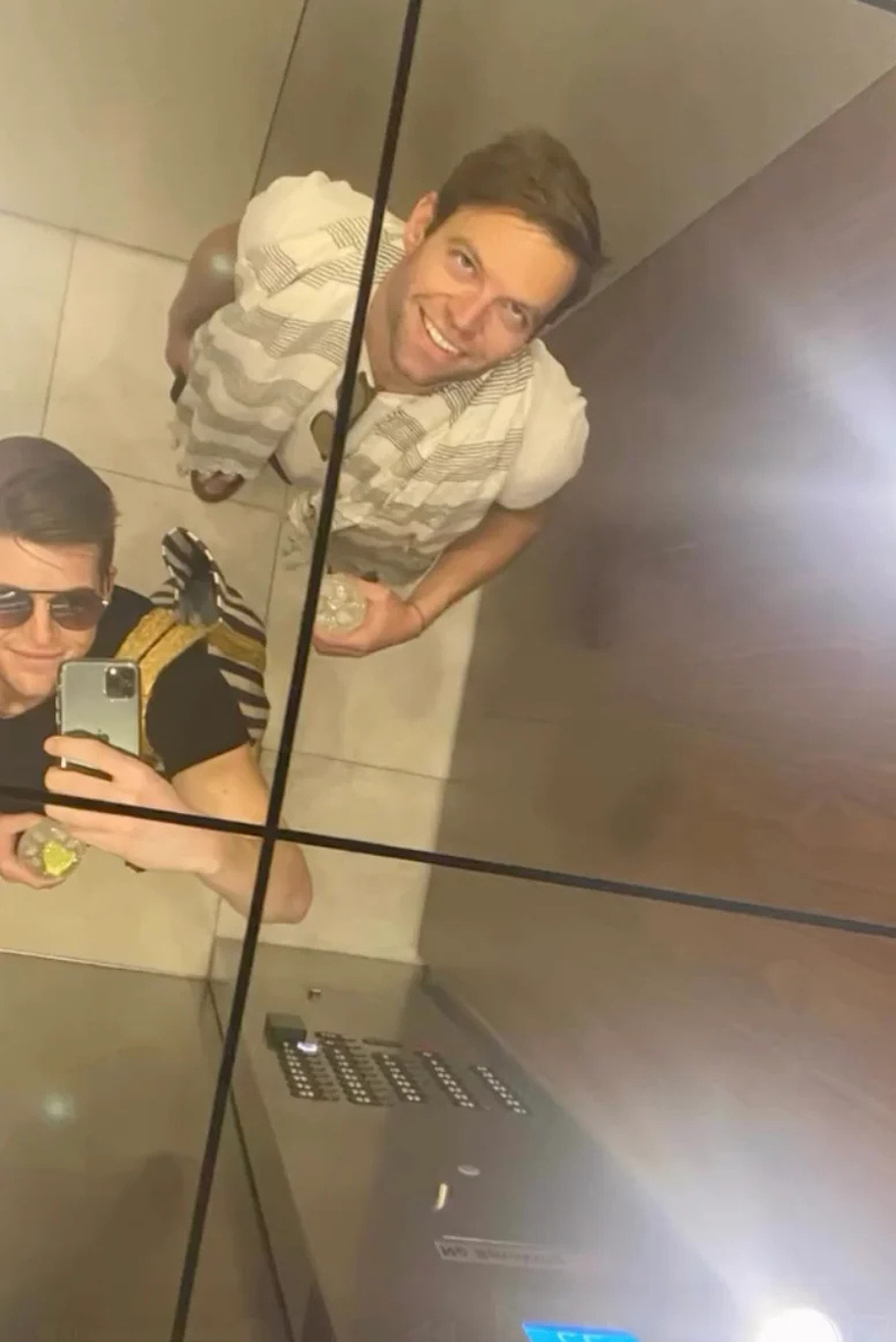 Στέφανος Κασσελάκης – Τάιλερ Μάκμπεθ: Το φιλί στο στόμα και οι αδημοσίευτες φωτογραφίες από την κοινή τους ζωή