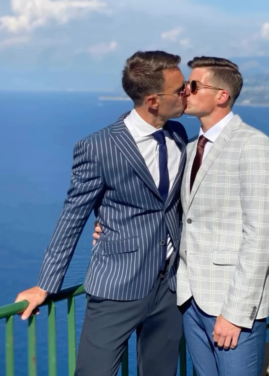 Στέφανος Κασσελάκης – Τάιλερ Μάκμπεθ: Το φιλί στο στόμα και οι αδημοσίευτες φωτογραφίες από την κοινή τους ζωή