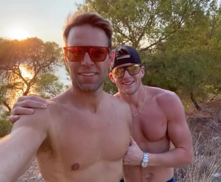 Στέφανος Κασσελάκης – Τάιλερ Μάκμπεθ: Το φιλί στο στόμα και οι αδημοσίευτες φωτογραφίες από την κοινή τους ζωή