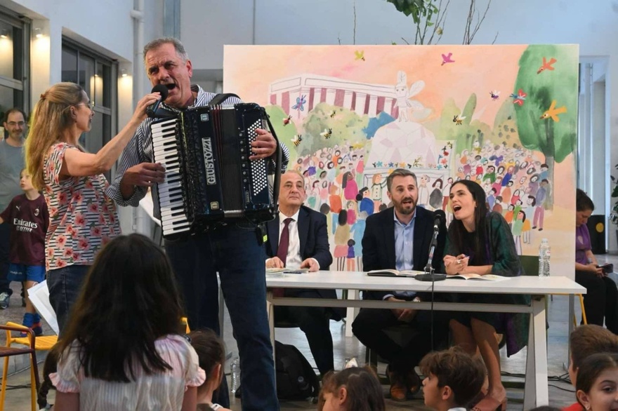 Η Χρυσάνθη «έφερε την άνοιξη» στην Κυψέλη – Μια παιδική γιορτή γεμάτη φως, οικολογική συνείδηση και μέλλον