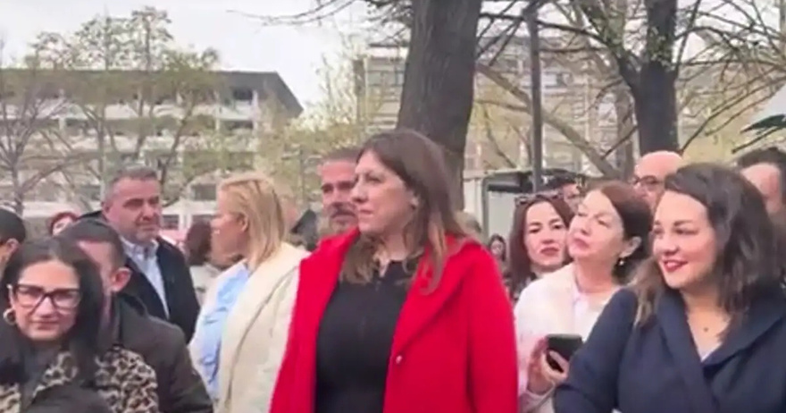 Η Ζωή Κωνσταντοπούλου παρακολούθησε μαζί με τον κόσμο την παρέλαση στη Λάρισα – Δεν έδωσε το χέρι της στον Χρήστο Κέλλα