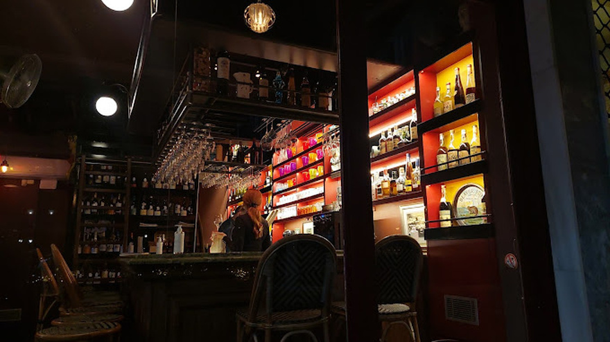 Heteroclito: Ένα ατμοσφαιρικό wine bar που αποθεώνει το ελληνικό κρασί!