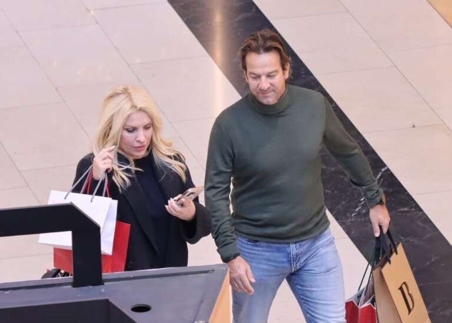 Χαμός με την Μεναγάκη – Φόρεσε το παπούτσι που φοράνε όλες με τον καλύτερο τρόπο