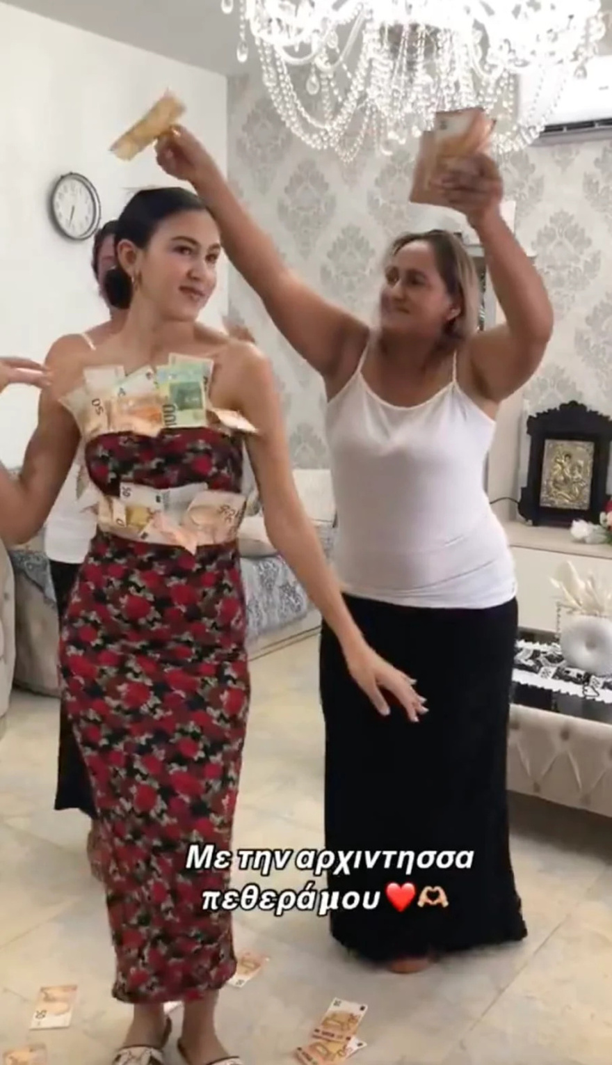 Χαμός σε τσιγγάνικο γάμο στην Ελλάδα – Πεθερά «λούζει» την νύφη με χιλιάδες ευpώ ενώ χορεύει