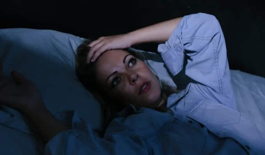 Γιατί ξυπνάτε μέσα στη νύχτα και πώς να το διορθώσετε