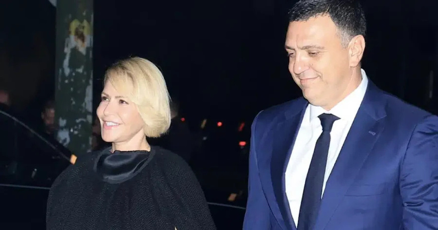 Όλοι την κοιτούσαν στα πόδια: Η Τζένη Μπαλατσινού στο πλευρού του συζύγου της φορώντας τις γόβες που τρέχουν όλες να αγοράσουν