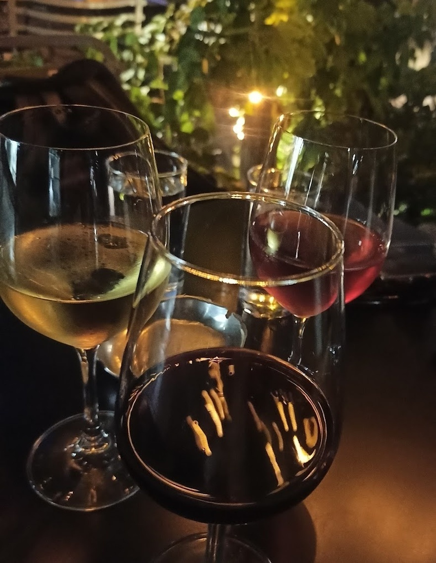 Kiki de Grèce: Ένα κομψό wine bar στο Κολωνάκι