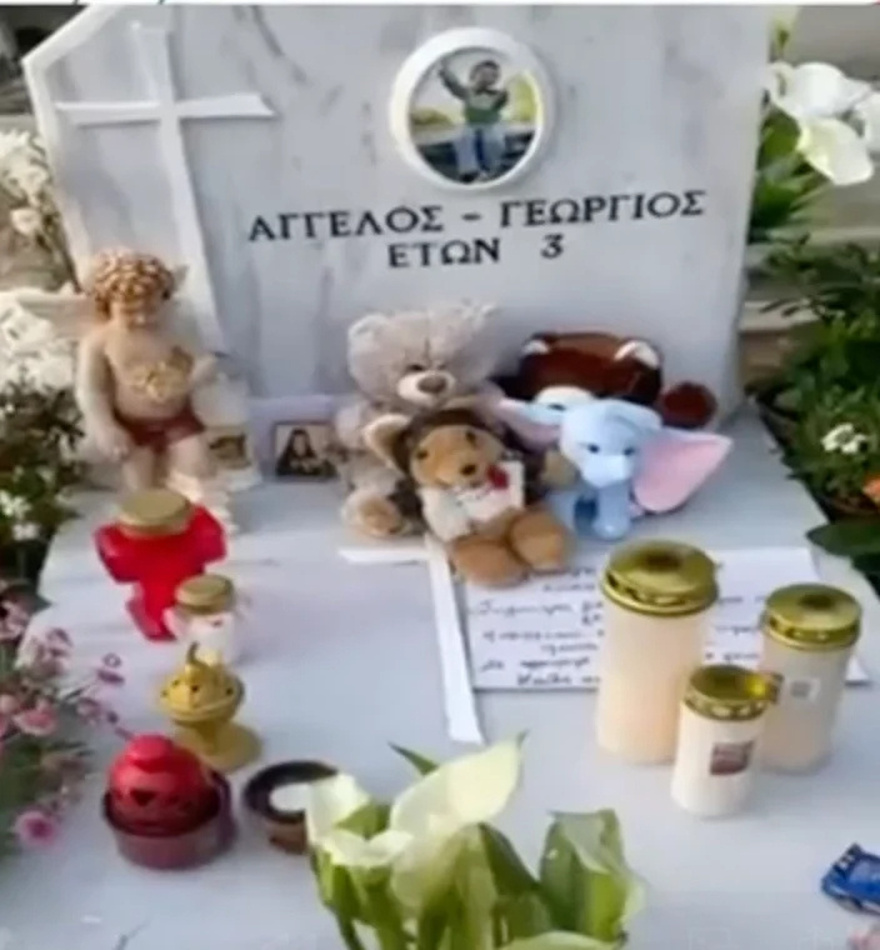 «Συγγνώμη…» Το συγκινητικό γράμμα στον τάφο του 3χρονου Άγγελου που δολοφονήθηκε στην Κρήτη