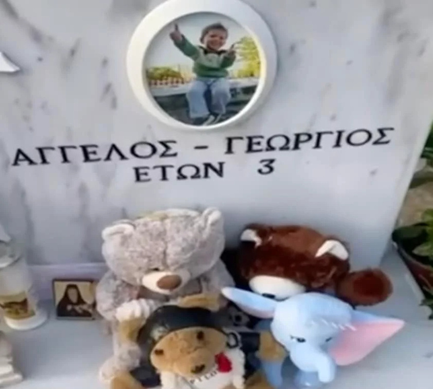 «Συγγνώμη…» Το συγκινητικό γράμμα στον τάφο του 3χρονου Άγγελου που δολοφονήθηκε στην Κρήτη
