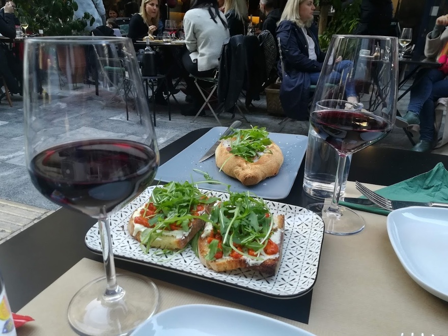 Kiki de Grèce: Ένα κομψό wine bar στο Κολωνάκι