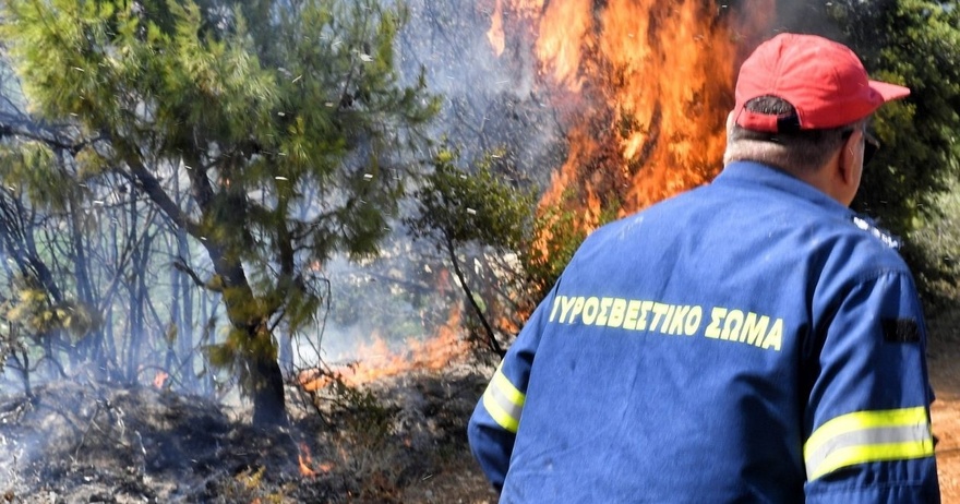 ΜΕΓΑΛΗ ΦΩΤΙΑ ΤΩΡΑ ΣΤΗ ΧΩΡΑ ΜΑΣ – ΚΑΙΓΕΤΑΙ ΠΑΣΙΓΝΩΣΤΟ ΝΗΣΙ ΤΗΣ ΕΛΛΑΔΑΣ