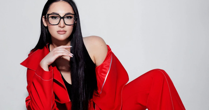 Έβαλε τα γυαλιά στις influencer! Η Klavdia πόζαρε με μαγιό και… έβαλε «φωτιά» στο Instagram