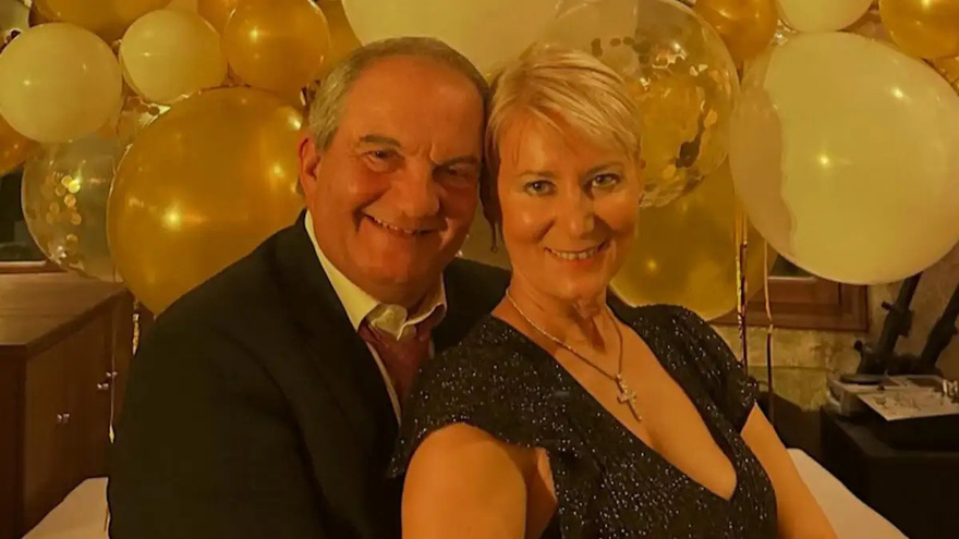 Όλοι τους κοιτούσαν: Κώστας Καραμανλής και Νατάσα Παζαΐτη αγκαλιασμένοι στο ρεβεγιόν της Πρωτοχρονιάς