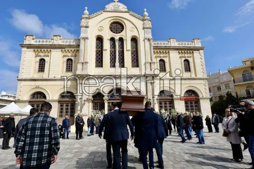 Όλοι παρατήρησαν το στεφάνι του Νίκου Μακρόπουλου και δάκρυσαν: Το στεφάνι στην κηδεία του Μανώλη Λιδάκη που ράγισε καρδιές