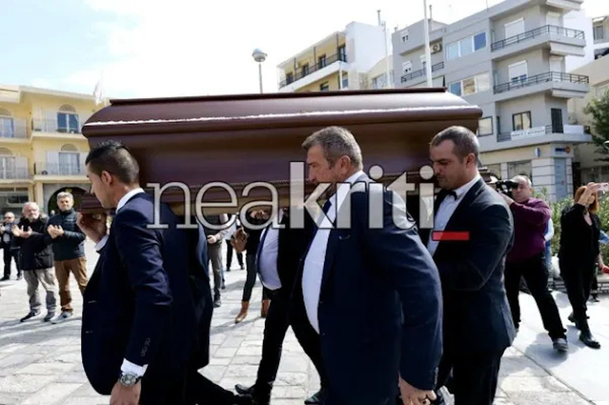 Όλοι παρατήρησαν το στεφάνι του Νίκου Μακρόπουλου και δάκρυσαν: Το στεφάνι στην κηδεία του Μανώλη Λιδάκη που ράγισε καρδιές