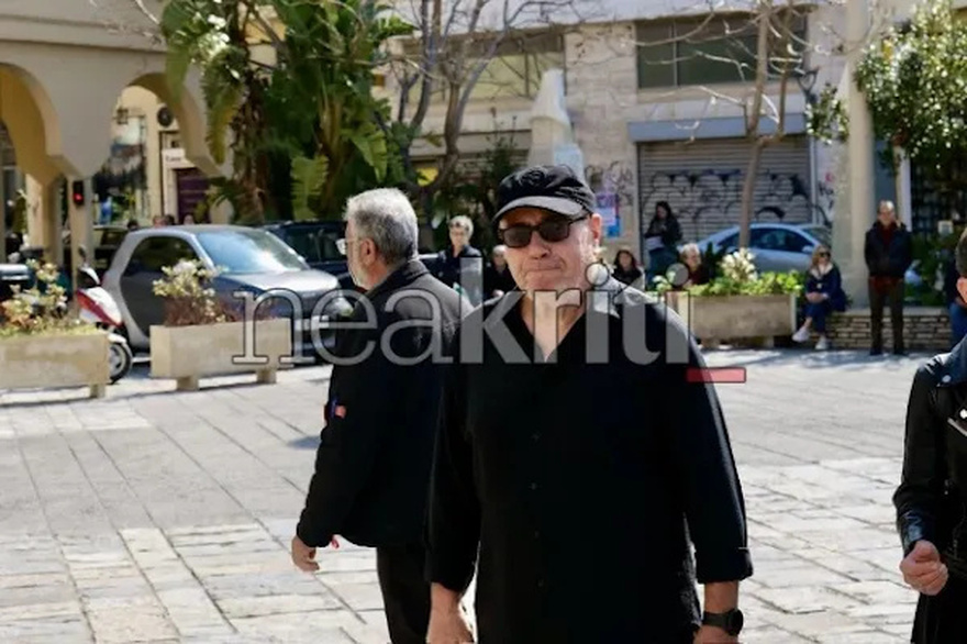 Όλοι παρατήρησαν το στεφάνι του Νίκου Μακρόπουλου και δάκρυσαν: Το στεφάνι στην κηδεία του Μανώλη Λιδάκη που ράγισε καρδιές