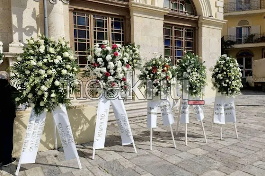Όλοι παρατήρησαν το στεφάνι του Νίκου Μακρόπουλου και δάκρυσαν: Το στεφάνι στην κηδεία του Μανώλη Λιδάκη που ράγισε καρδιές