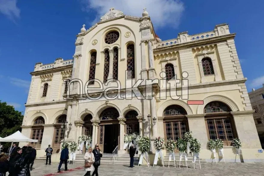Όλοι παρατήρησαν το στεφάνι του Νίκου Μακρόπουλου και δάκρυσαν: Το στεφάνι στην κηδεία του Μανώλη Λιδάκη που ράγισε καρδιές