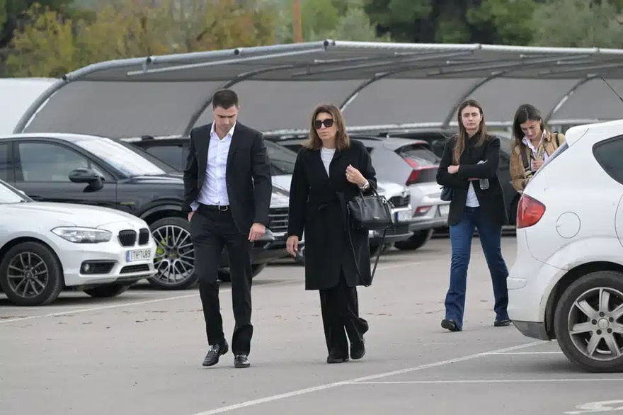 Σε κλίμα βαθιάς συγκίνησης η κηδεία της Κίλις Σφακιανάκη ήταν όλο δάκρυα και αναμνήσεις – Πήγε ο Νότης Σφακιανάκης;