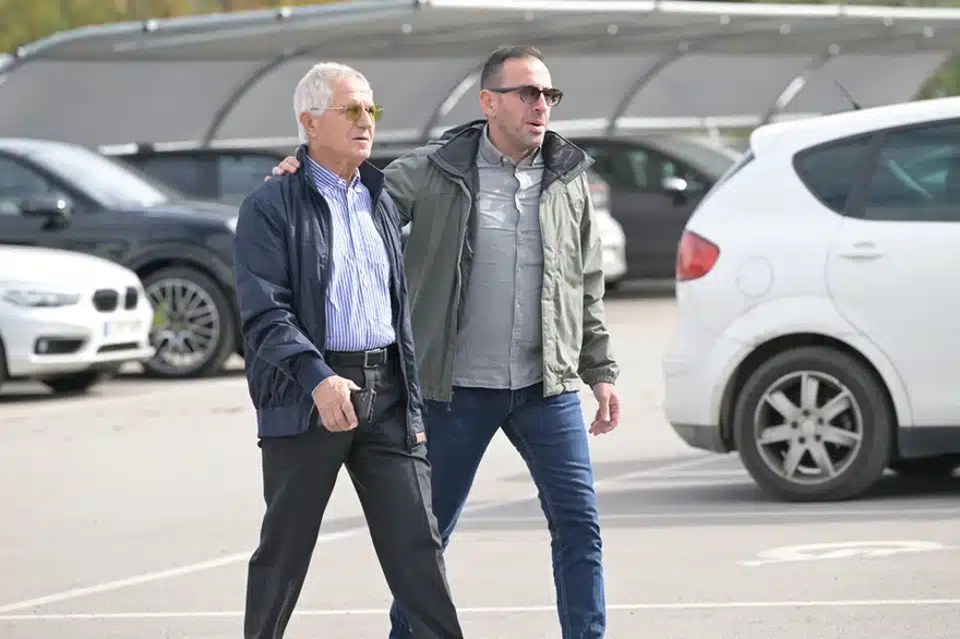 Σε κλίμα βαθιάς συγκίνησης η κηδεία της Κίλις Σφακιανάκη ήταν όλο δάκρυα και αναμνήσεις – Πήγε ο Νότης Σφακιανάκης;