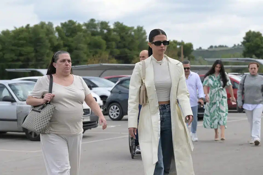 Σε κλίμα βαθιάς συγκίνησης η κηδεία της Κίλις Σφακιανάκη ήταν όλο δάκρυα και αναμνήσεις – Πήγε ο Νότης Σφακιανάκης;