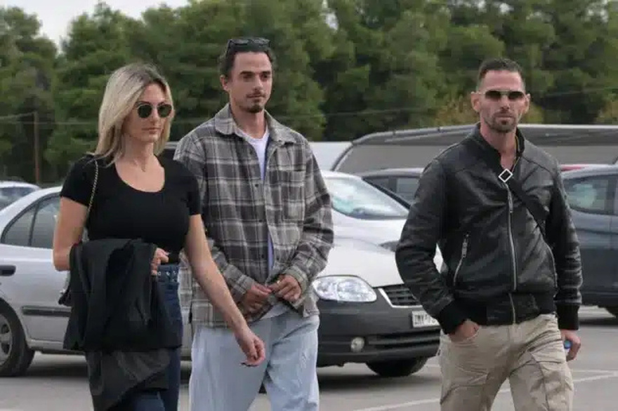 Σε κλίμα βαθιάς συγκίνησης η κηδεία της Κίλις Σφακιανάκη ήταν όλο δάκρυα και αναμνήσεις – Πήγε ο Νότης Σφακιανάκης;