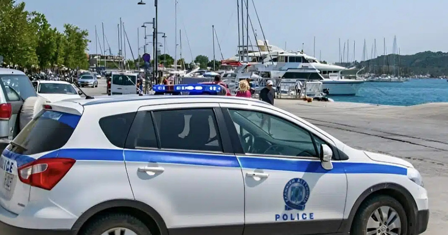 Ήρωας αστυνομικός στην Εύβοια έσωσε γυναίκα και κοριτσάκι που παρασύρθηκαν από τους ανέμους πάνω σε στρώμα θαλάσσης