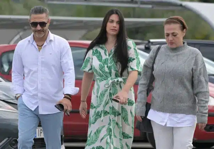 Σε κλίμα βαθιάς συγκίνησης η κηδεία της Κίλις Σφακιανάκη ήταν όλο δάκρυα και αναμνήσεις – Πήγε ο Νότης Σφακιανάκης;