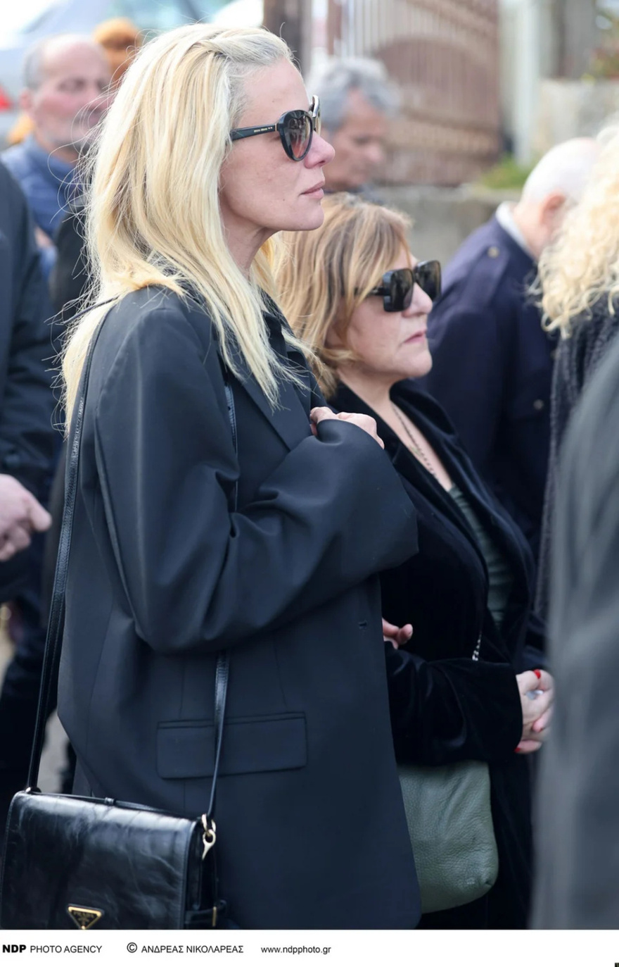 Σε άσχημη κατάσταση η Ζέτα Μακρυπούλια: Κατέρρευσε στη κηδεία της Καίτης Κωνσταντίνου, στο πλευρό της η Βίκυ Σταυροπούλου