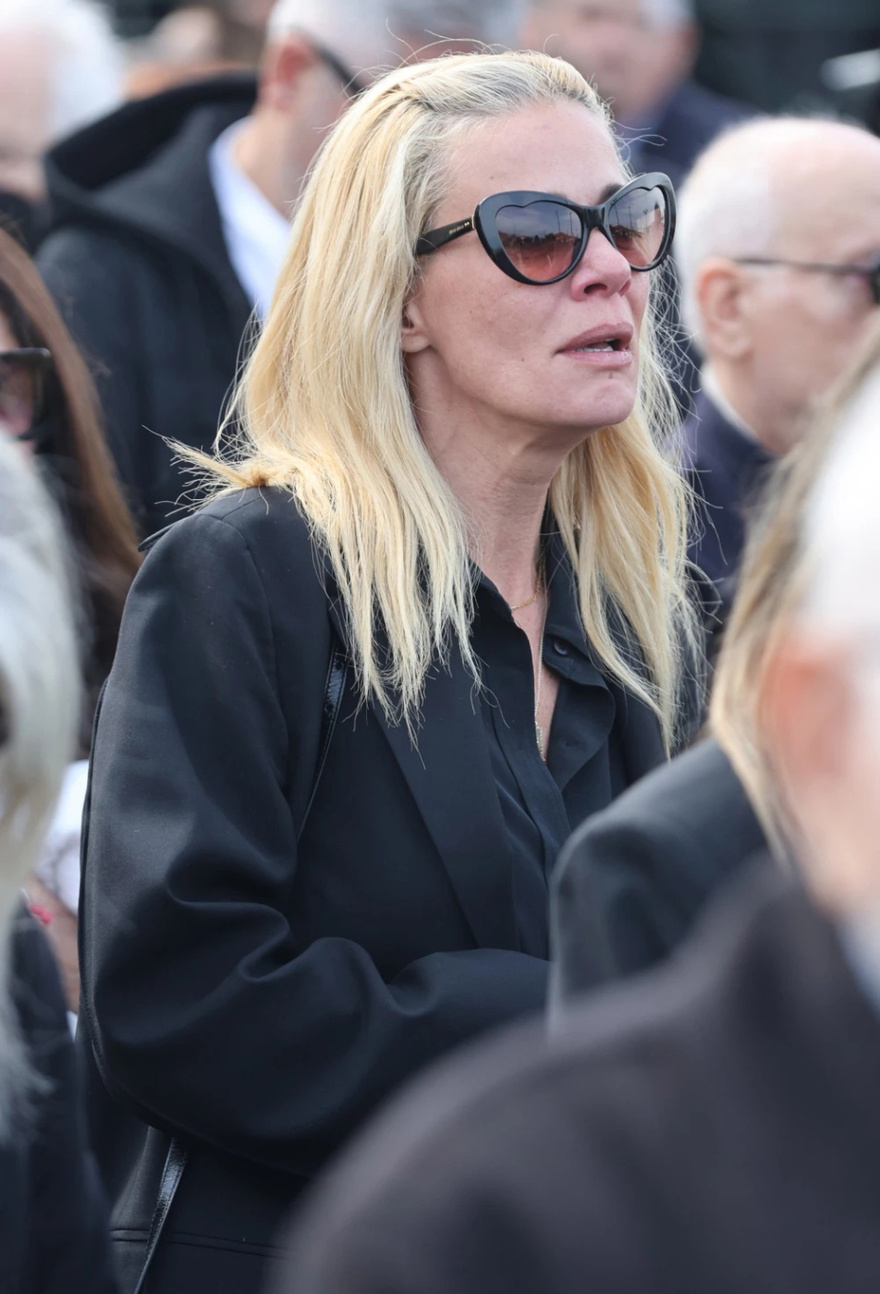 Σε άσχημη κατάσταση η Ζέτα Μακρυπούλια: Κατέρρευσε στη κηδεία της Καίτης Κωνσταντίνου, στο πλευρό της η Βίκυ Σταυροπούλου