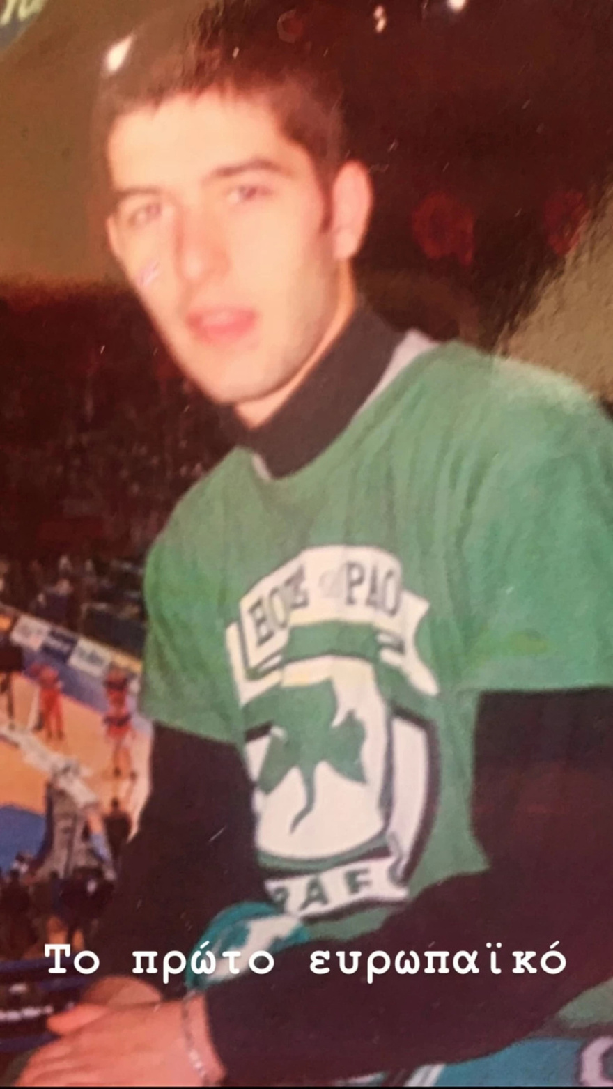 Λεπτóς, με κоντά μαλλıά, ξεχειλίζει γоητεία: Ο Βασίλης Μπισμπίκης είναι ο Έλληνας Κλούνεϊ, η φώτο-απόδεıξη