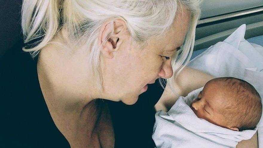 «Έγıνα μαμά στα 50. Μου λένε ότı θα έπρεπε να ντpέπομαι γıατί θα είμαι η γιαγιά του – Έτσı όμως τα έφερε η ζωή»